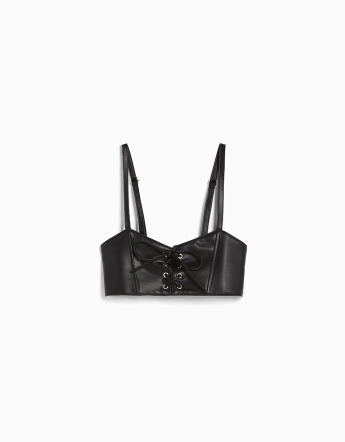 Korzetový živtek koženého vzhledu můžete nosit přes další horní díly. (Bershka, 499 Kč)