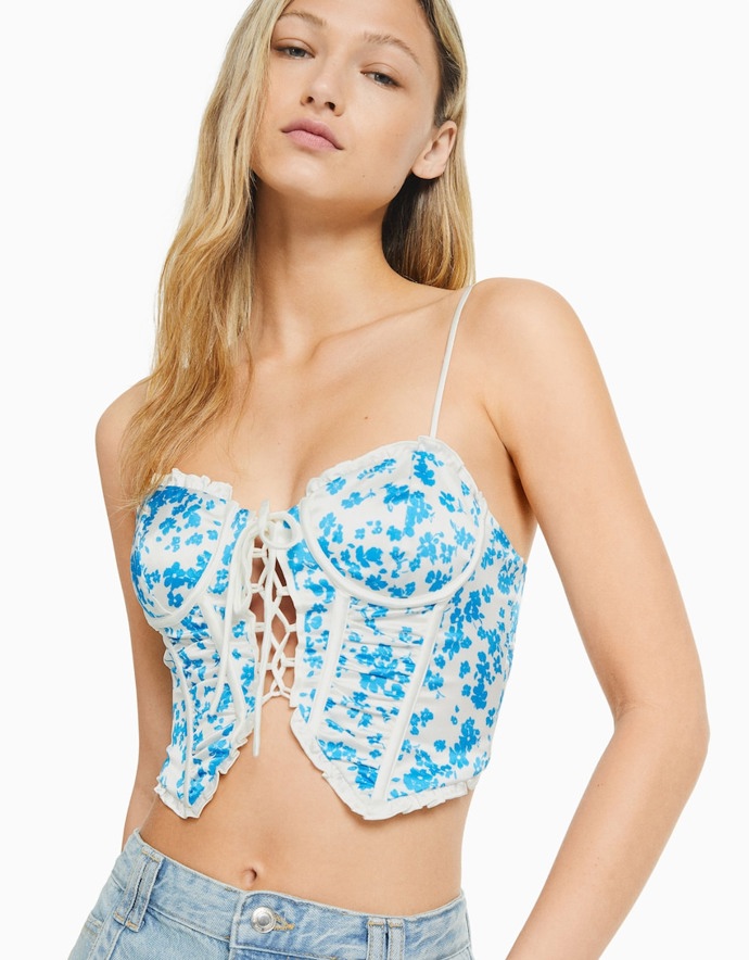 Typický korzetový střih saténového topu Bershka. (699 Kč)