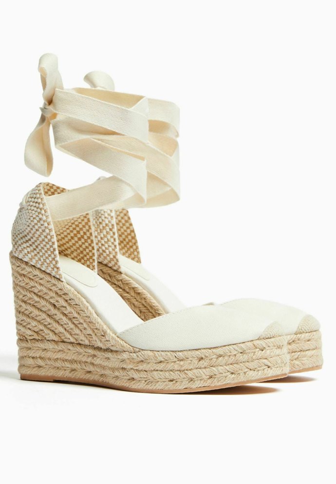 Letní klasika. Plátěnky na přírodní platformě s širokou tkaničkou k zavazování kolem lýtka. (Bershka, 999 Kč)