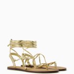 Pohodlné a trendy. Zlaté sandálky s plochou podrážkou. (Bershka, 599 kč)
