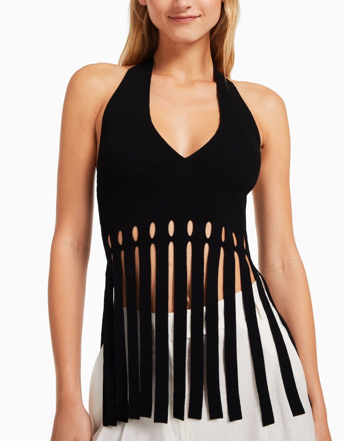 Jednoduchý halterneck střih oživily dlouhé nastříhané pruhy. (Bershka, 699 Kč)