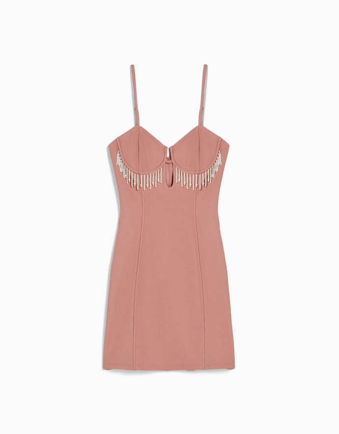 Drobný třásňový detail z perlových prvků se také počítá. (Bershka, 999 Kč)