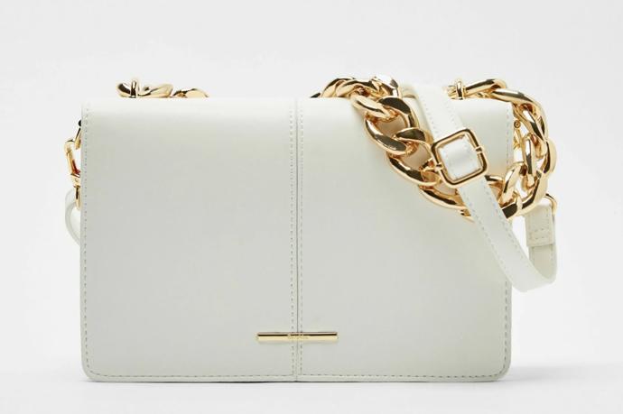 Kabelku Bershka s nápadným řetězovým uchem můžete pořídit hned v několika barevných variantách. (Bershka, 399 Kč)