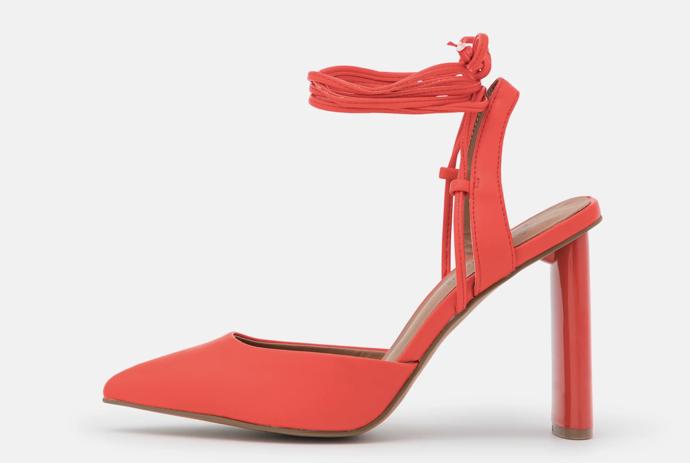 Saténové s páskem přes patu. (Call It Spring, 1 299 Kč)