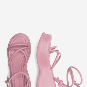 Na platformě v bubble gum pink odstínu. (Jenny Fairy, CCC, 999 Kč)