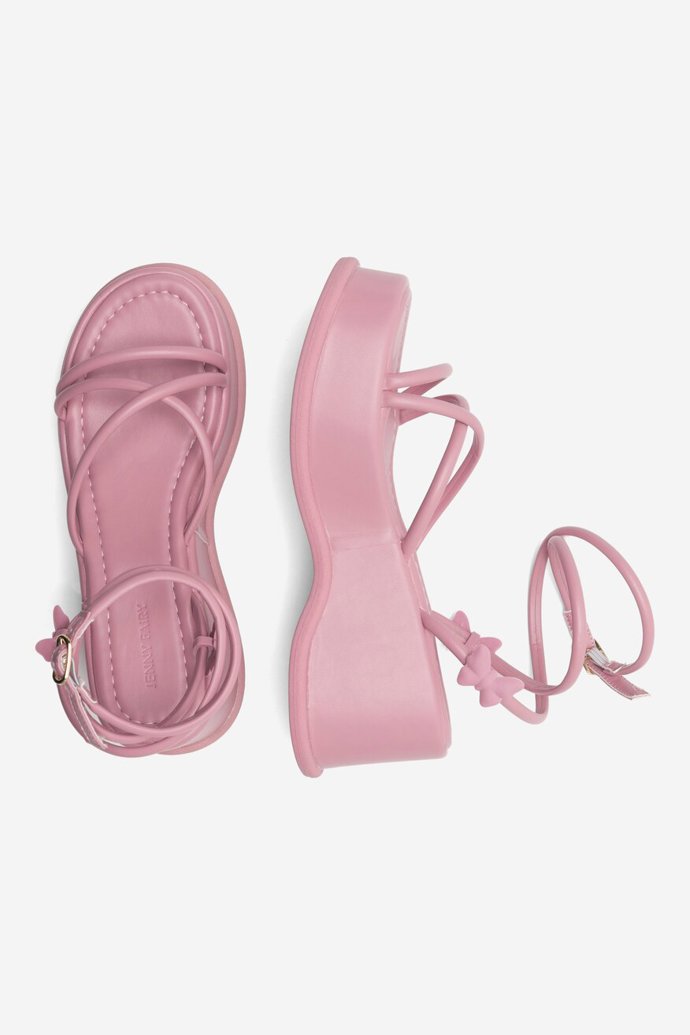 Na platformě v bubble gum pink odstínu. (Jenny Fairy, CCC, 999 Kč)
