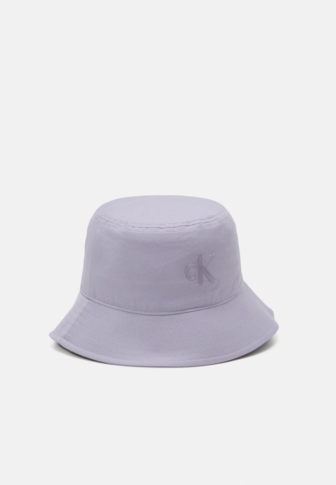 Stylový klobouček typu bucket z módy jen tak nevyjde. (Calvin Klein, 1 240 Kč)