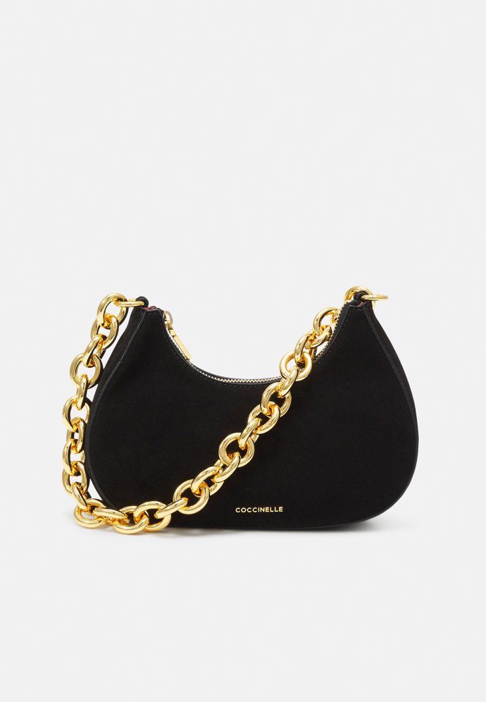 Řetězy zdobí i kabelky. Například luxusní černý model značky Coccinelle. (5 230 Kč)