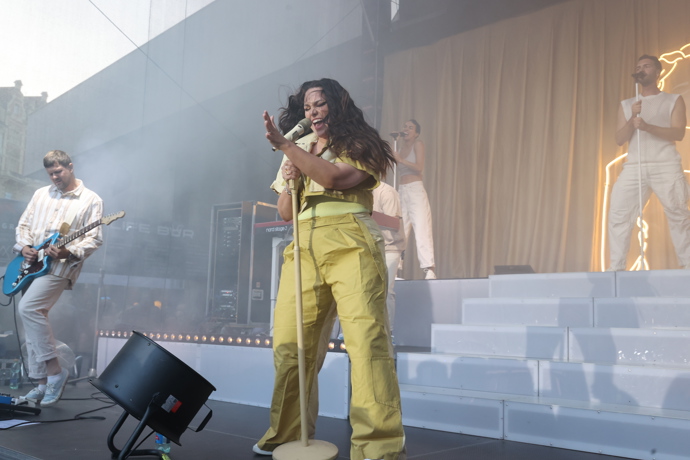 Komplet kalhot a bundičky se stahovacími pásky vyvedený v limetkových pastelových tónech Ewě dodal velmi současný look.