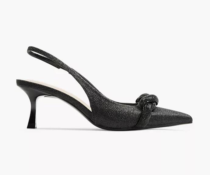 Lodičky slingback s otevřenou patou a aplikací na špičce. (Deichmann, 699 Kč)