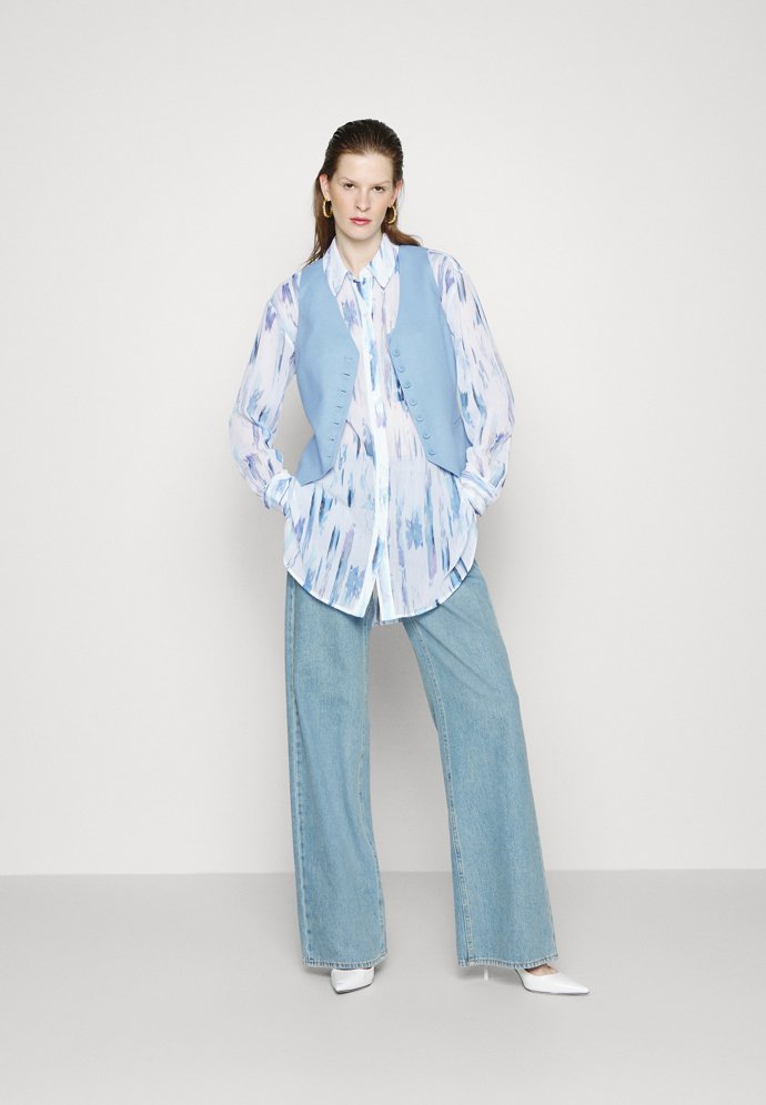 Stejný model ale můžete využít i k vrstvení přes další horní díly. (DKNY, 3 220 Kč)