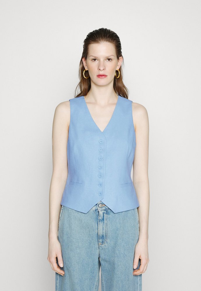 Příklad nošení oblekové vesty přímo na tělo. (DKNY, 3 220 Kč)