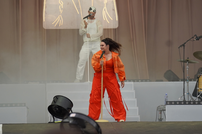 I Ewa Farna to ale na pódiu pod širým nebem umí parádně rozbalit a v jedovatě oranžovém outfitu jen zářila.