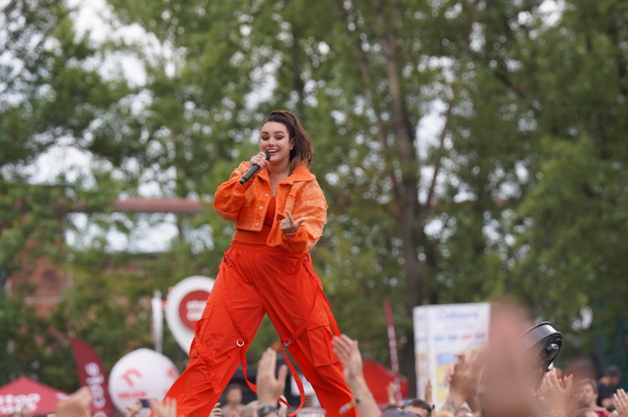 Podobný, ale oranžový komplet Ewa Farna představila na festivalu Colours of Ostrava v roce 2023.