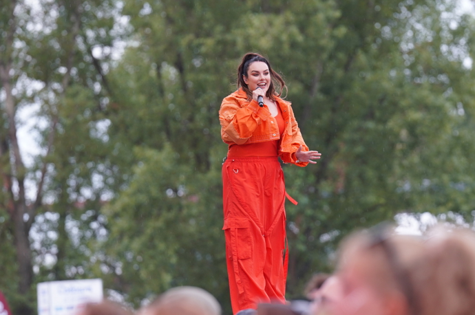 Model nejen barvami nápadně připomínal komplet, ve kterém se v únoru téhož roku představila na pódiu superhvězda Rihanna, když vystupovala na tradičně velkolepém finále amerického fotbalu zvaném Superbowl.