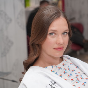 Vypadávání vlasů nakonec ustalo a s pomocí profesionálů vlasy dala zase do pořádku.