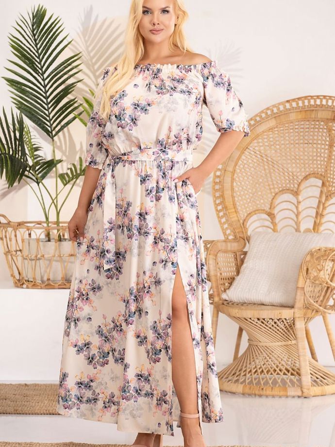 Drobné vzory na lehkém materiálu a rozevlátém střihu. Ideální šaty pro plus size nositelky. (Eloise,  4 079 Kč)