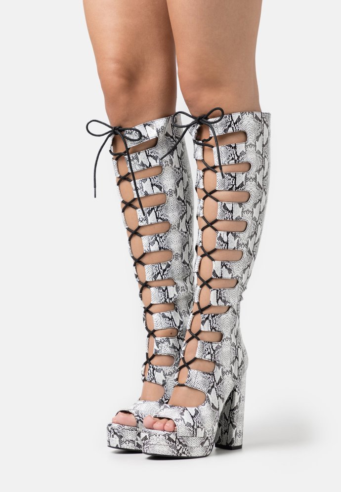 K botám šněrování neodmyslitelně patří. Rozhodně to ale neplatí jen pro obyčejné kecky. (Even&ODD, 1 890 Kč)