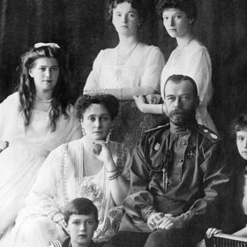 Car Mikuláš II. s rodinou.