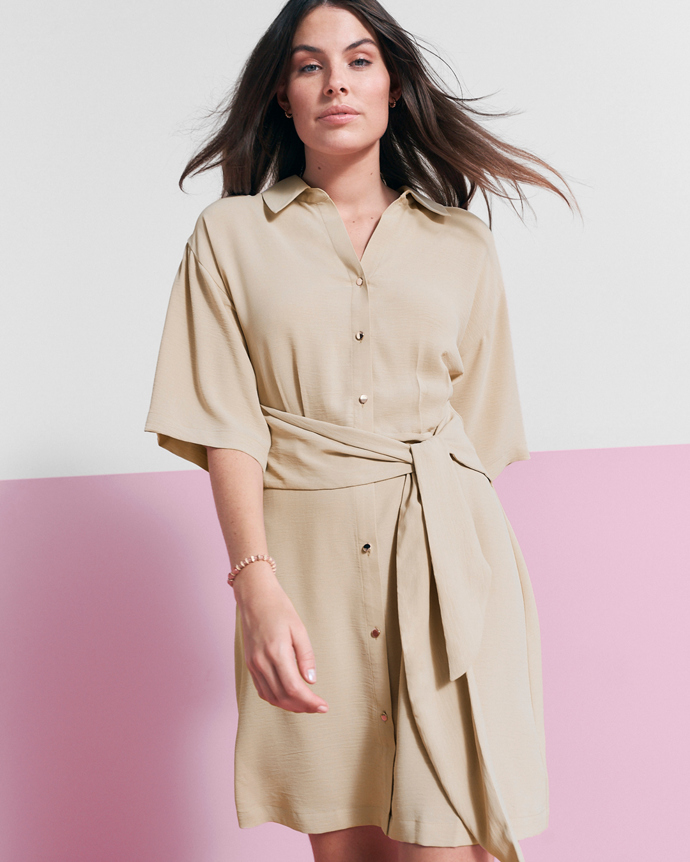 Košilovým šatům odstíny béžové sluší. (F&F, 599 Kč)