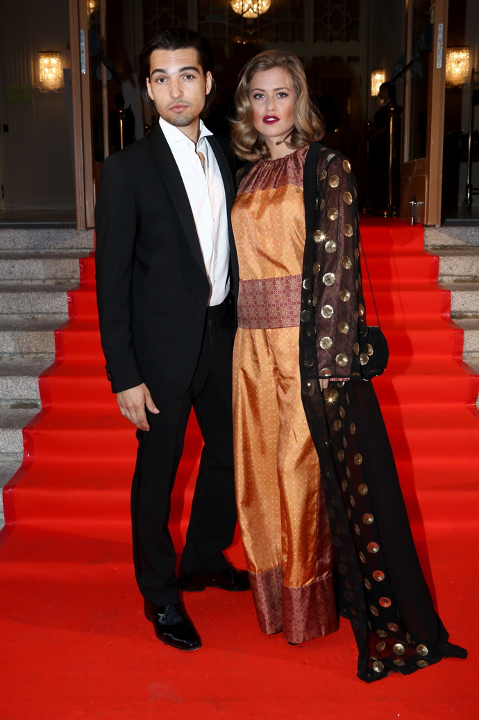 Také o rok dřív na Moët party se Emma s Jordanem přehlédnout nedali... Byť působili tak trošku otráveným dojmem, stylově zvládli vše na jedničku. 