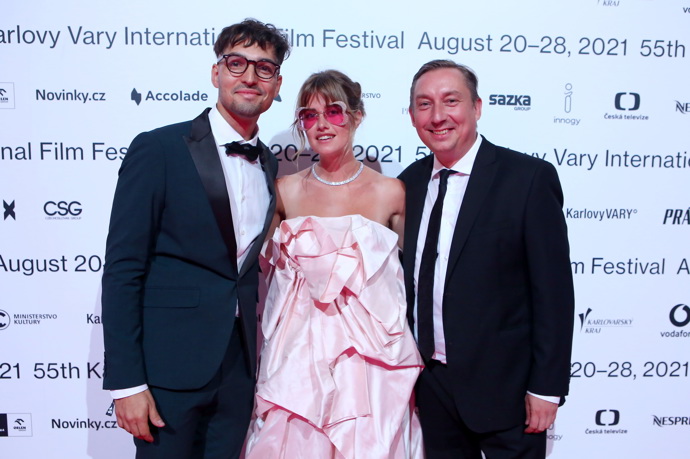 Ve stejném roce, kdy rozproudila debaty módních kritiků svou modrou opulentní róbou herečka Jitka Čvančarová, se na červeném koberci ve Varech objevila v nepřehlédnutelném outfitu také Emma Smetana. Nabírané růžové saténové šaty doplnila růžovými brýlemi ve tvaru srdce osázené blyštivými kamínky. Jordan byl tentokrát znovu za fešáka.