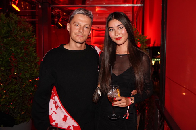 Přítel Naomi, profesionální skateboardista Maxim Habanec, se s předepsaným dress codem vypořádal zajímavou mikinou.  