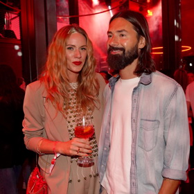 Nikol Moravcová s manželem Karolem zvolili uvolněný casual styl s prvky červené.