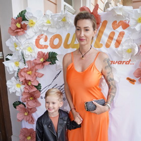 Elián navštěvuje anglickou školku a modelka na něj také mluví anglicky.