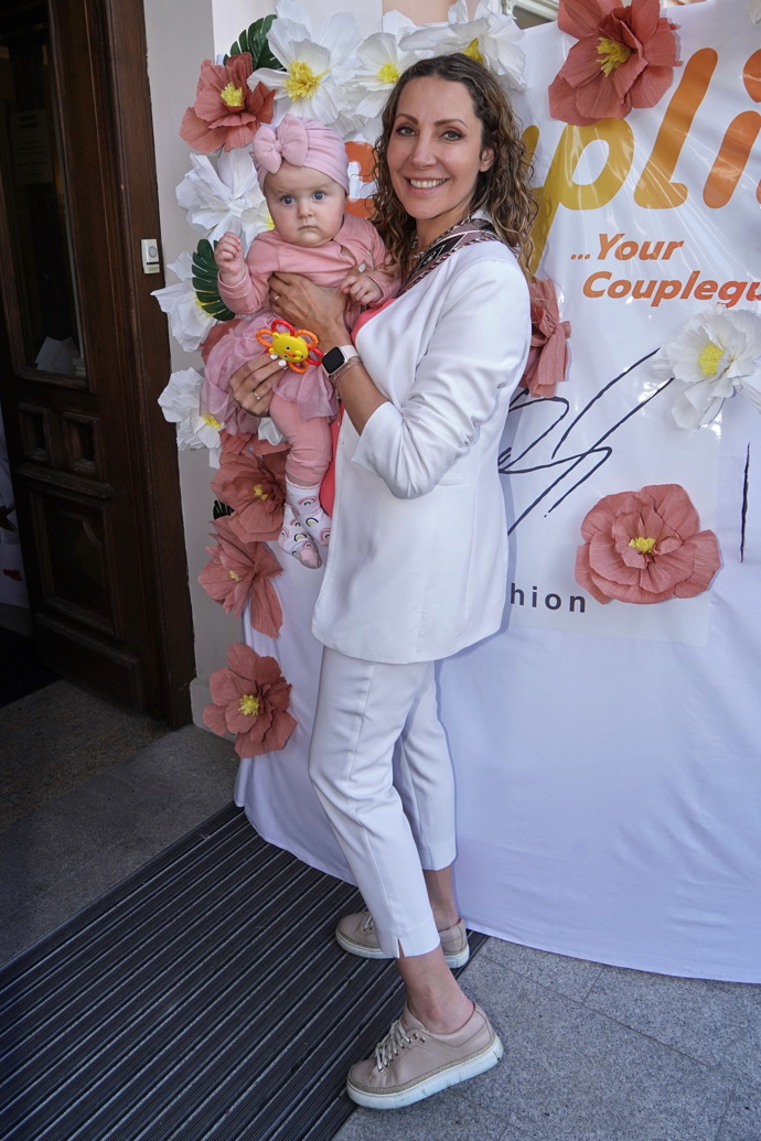 Cestou na křest nové aplikace nám zapózovala další čerstvá maminka. Zpěvačka Olga Lounová s dcerkou Arianne.