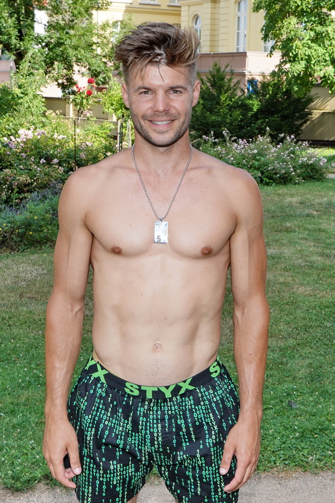 Takhle to fešákovi Janu Koželuhovi sluší, když je nohama pevně na zemi. 