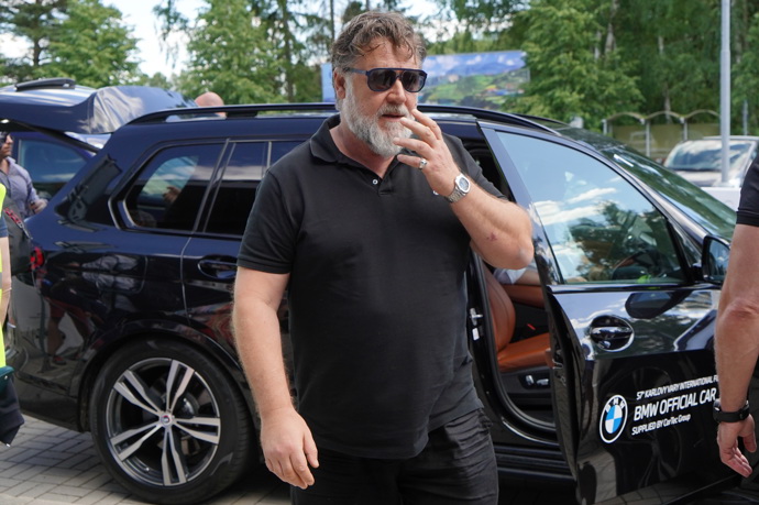 Herec Russell Crowe sbírá hodinky a na zápěstí nechyběly ani během jeho příjezdu do Karlových Varů.