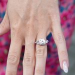 Herečka Jana Fabiánová se pochlubila čerstvým zásnubním prstenem, který zdobí laboratorně vypěstované safíry.