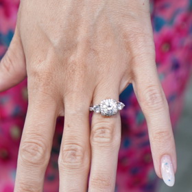 Herečka Jana Fabiánová se pochlubila čerstvým zásnubním prstenem, který zdobí laboratorně vypěstované safíry.