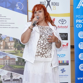 Zpěvačka Marcela Holanová na soustředění Muže roku zazpívala hned tři hity ze svého repertoáru.