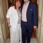 Dlouho trápily Marcelu Holanovou zdravotní komplikace, letos si ovšem soustředění finalistů soutěže Muž roku ujít nenechala. Zde pózuje s prezidentem Muže roku, Davidem Novotným.