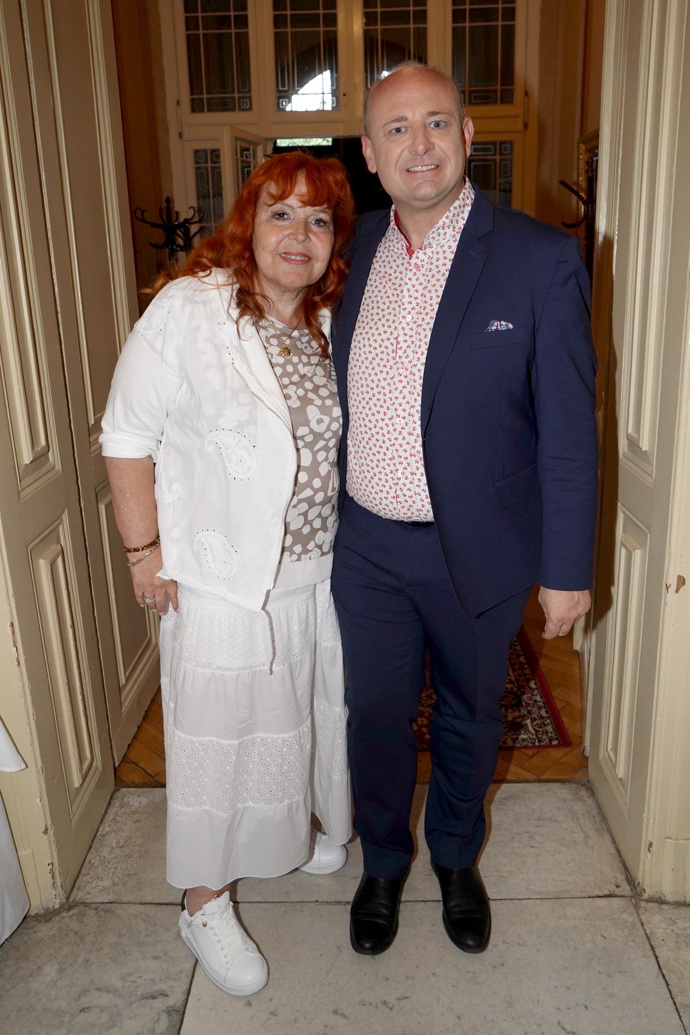 Dlouho trápily Marcelu Holanovou zdravotní komplikace, letos si ovšem soustředění finalistů soutěže Muž roku ujít nenechala. Zde pózuje s prezidentem Muže roku, Davidem Novotným.