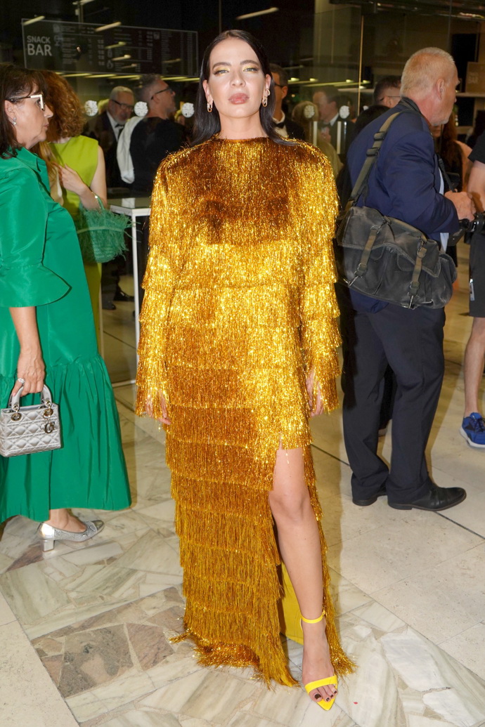 A svým způsobem odvážná byla také módní návrhářka Debbie Brown, která nejspíš vynesla jeden ze svých modelů. Ač nic neodhaloval, poutal na sebe tolik pozornosti, že by to introvertnější osobnost jen stěží ustála.