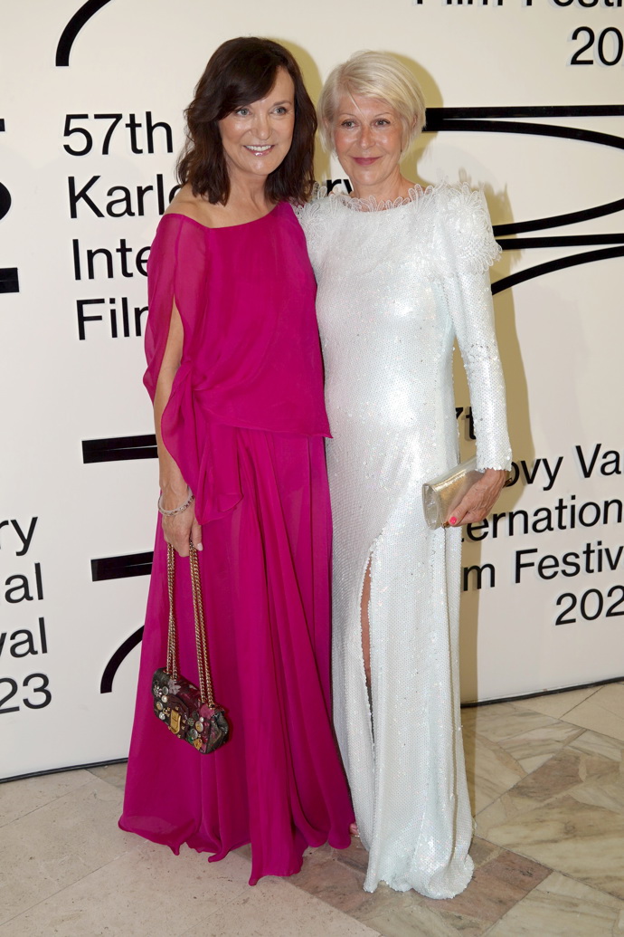 Beata Rajská v doprovodu manželky Miroslava Donutila Zuzany, která vynesla její sněhobílé krajkou zdobené flitrové šaty. Kabelky dámy vybíraly pečlivě.