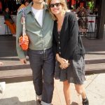 Letos se Emma Smetana a Jordan Haj objevili v Karlových Varech zatím jen na promenádě a Moët party. Do města si vyrazili v ukázkovém letním outiftu, přičemž muzikantovi nesměla chybět na rameni růžová kabelka.