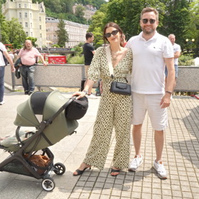 Zpěvačka a vítězka soutěže Česká Miss 2010 Jitka Boho přijela do Karlových Varů s druhorozeným synem Tadeášem a partnerem Tomášem Hřebíkem.