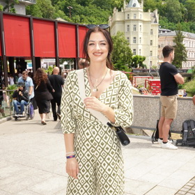 Jitka Boho oblékla na kolonádu vzorovaný overal.