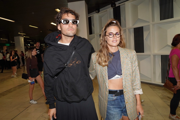 O poznání ležérnější outfit pak oba oblékli na premiéru filmu BANGER! Zatímco Emma ukázala dokonale ploché bříško, Jordan si raději vzal sluneční brýle, aby ho nikdo nepoznal. 