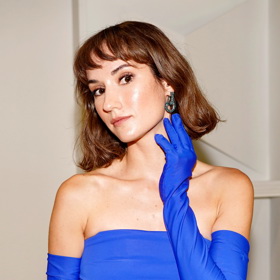 Pro premiéru svého filmu Úsvit zvolila Eliška Křenková róbu od návrhářky Hany Zárubové, o šperky se postaral šperkař Zdeněk Vacek.