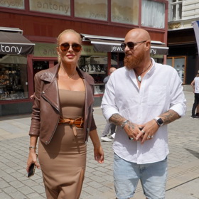 Simona Krainová v doprovodu manžela ozdobila kolonádu svým úsměvem i perfektně sladěným outfitem.