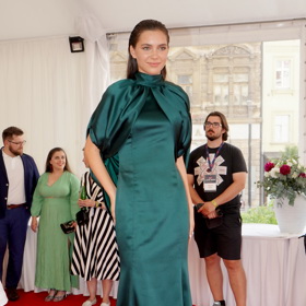 Tytéž šaty na módní přehlídce.