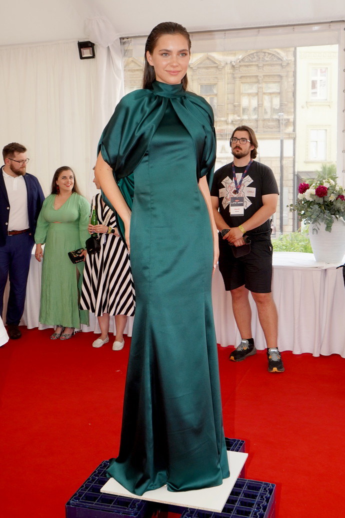 Tytéž šaty na módní přehlídce.