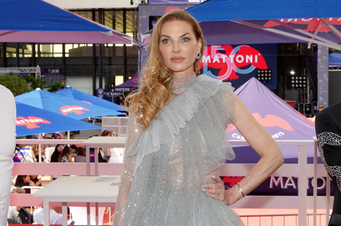 Modelka Pavlína Němcová se pyšní vlastními dlouhými vlasy, které si může dovolit natáčet do hustých vln.