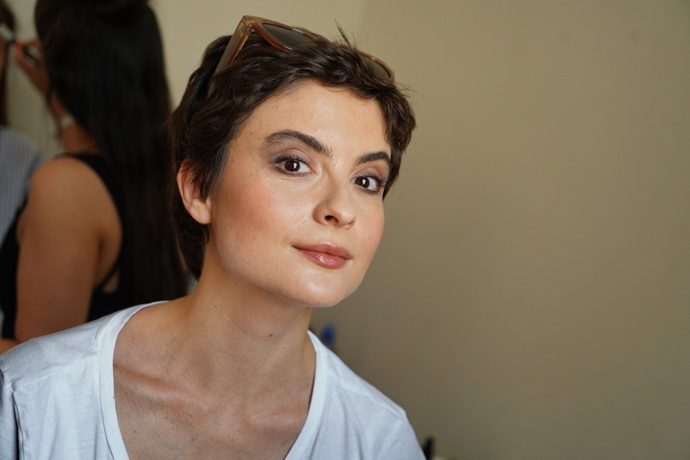 Eva nicméně tvrdí, že pro karlovarský festival se hodí i výstřednější líčení. Ani toho se nebojí.