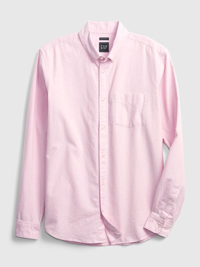 Klasická košile v růžové barvě patří k základům moderního pánského šatníku. (GAP, 699 Kč)
